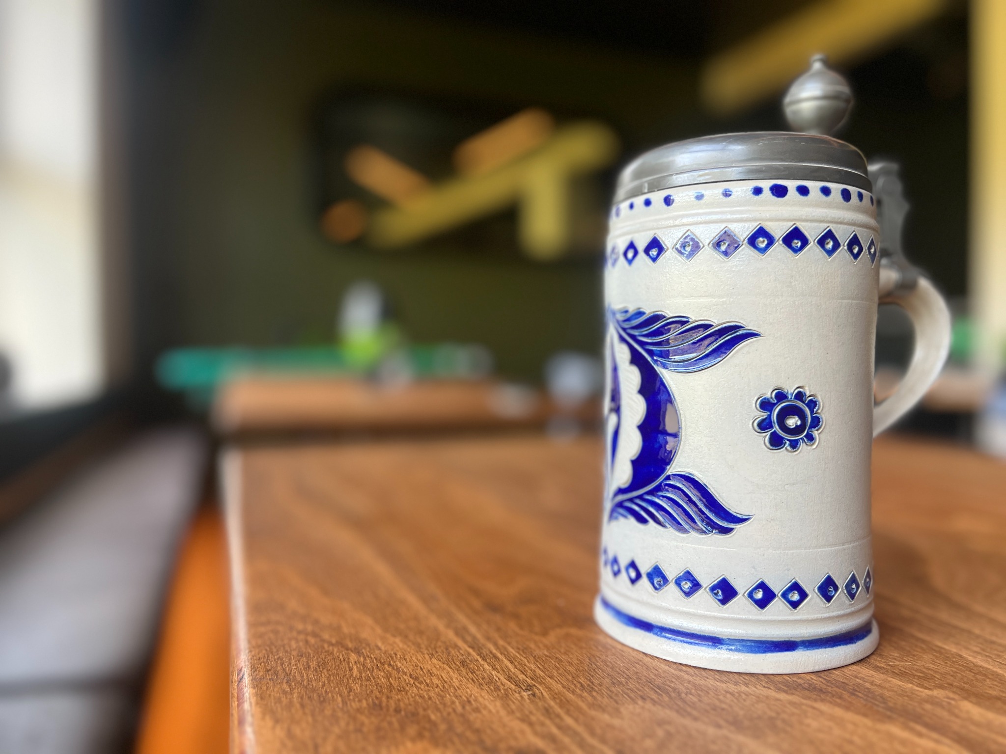 Traditioneller Bierkrug als Detail der Brauereigeschichte